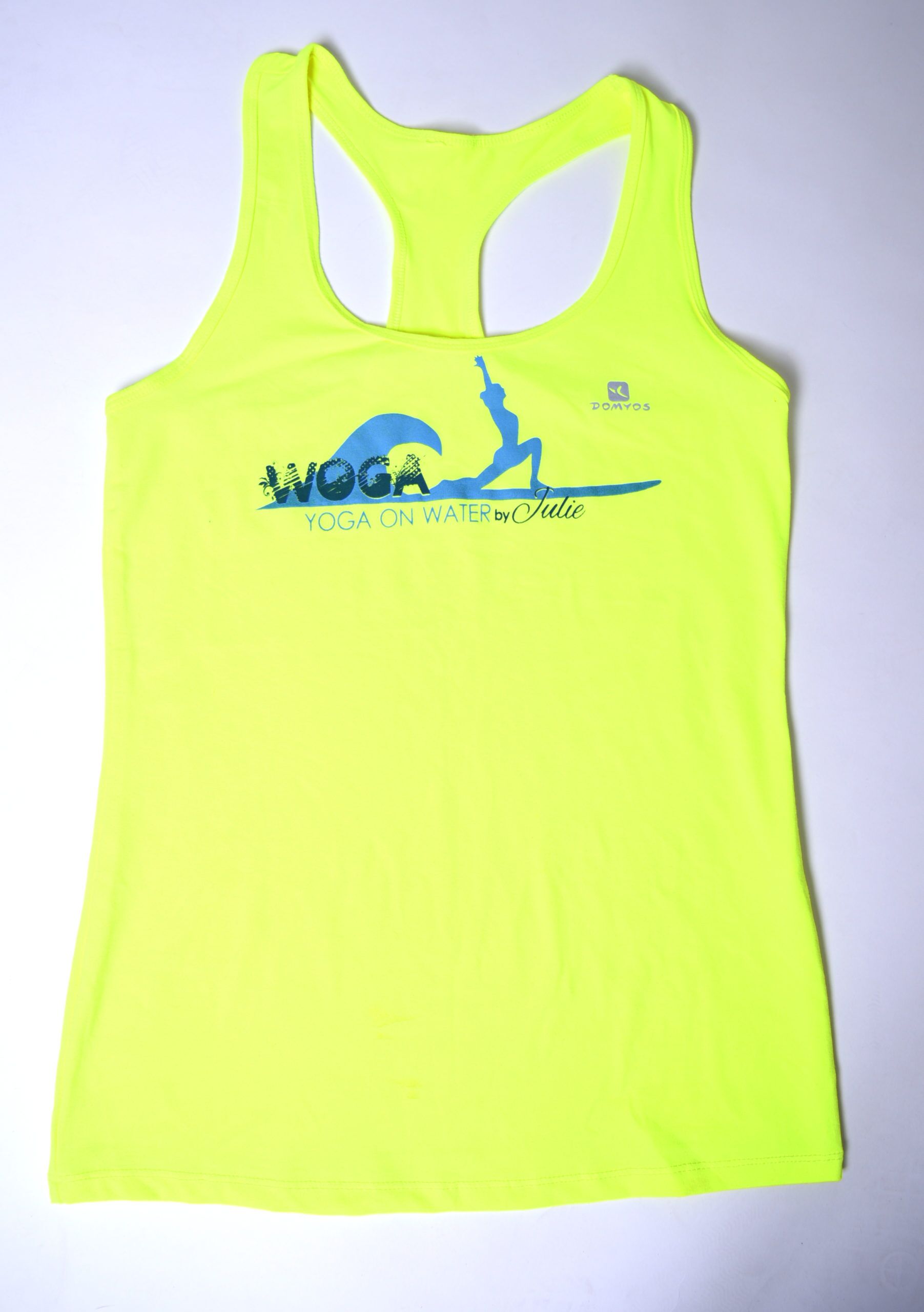 WOGA Shirt gelb Logo vorn Instructor Shirt gelb mit dem WOGA Logo auf der Brust